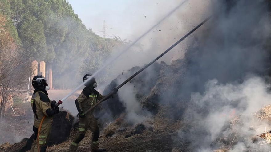 Arde un camión cargado de pacas en la carretera de Sevilla