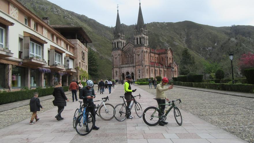 Así se está viviendo el Jueves Santo en Covadonga y Cangas de Onís