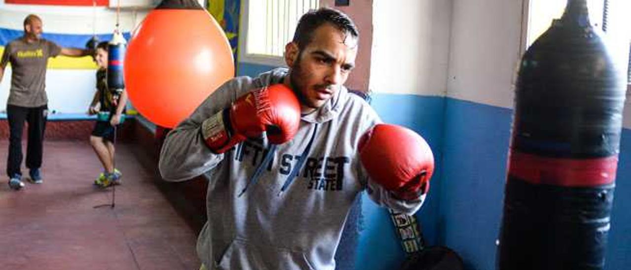 En primer término, Aitor Padilla, durante su entrenamiento en el local del Polonia, ayer.