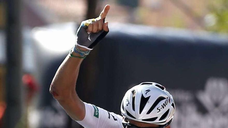 Fabio Aru cruza la meta de Cercedilla con el brazo en alto para festejar su victoria en la Vuelta. // J. Lizón