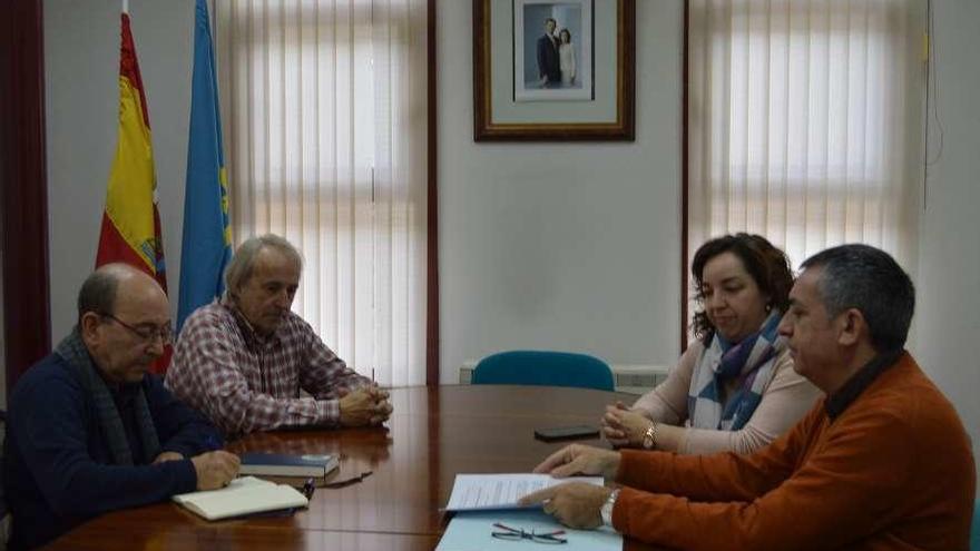 El jefe del servicio de Caza, Orencio Hernández; el teniente de alcalde de Belmonte, Bernardo Pérez; la alcaldesa, Rosa María Rodríguez, y el director general de Biodiversidad, Manuel Calvo, reunidos ayer en el Ayuntamiento belmontín.