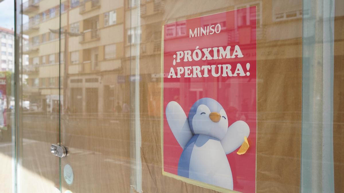 Cartel que anuncia la nueva apertura de Miniso en Santiago