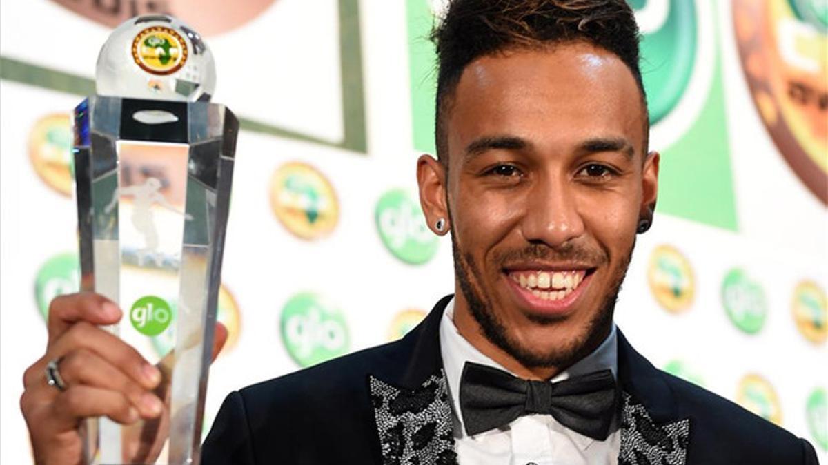 Aubameyang posa con su trofeo de mejor jugador africano de 2015