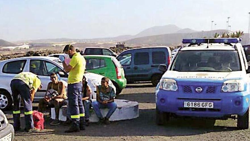 Sanitarios de Emergencias y Rescates de Lanzarote, ayer, durante la atención a los menores en La Santa.