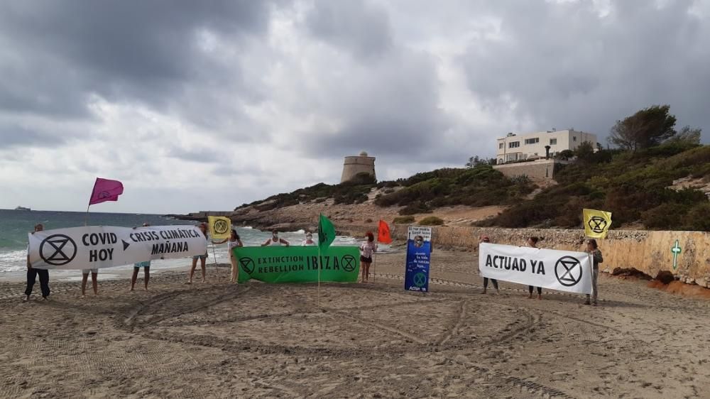 Acción de Extinction Rebellion Ibiza en Platja d'en Bossa