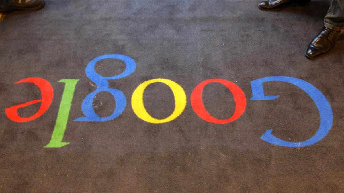 El logo de Google luce en una alfombra de las oficinas de la compañía en París.