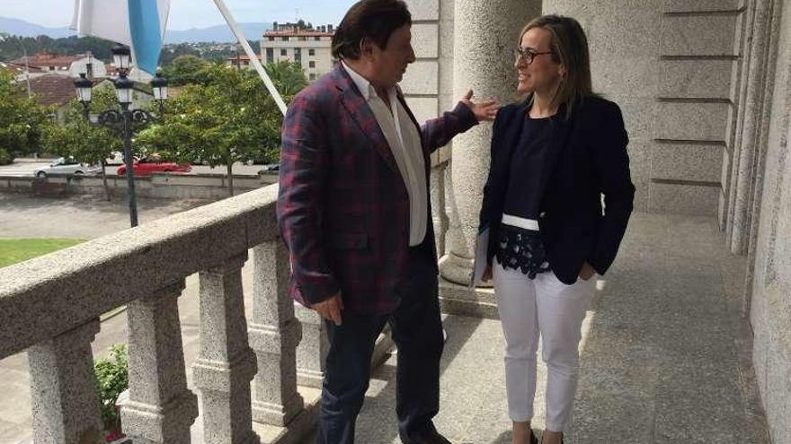 Ethel Vázquez con el alcalde de Salvaterra, Arturo Grandal. // D.P.