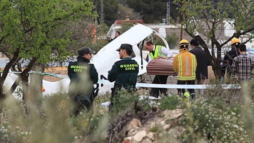 Mueren tres miembros de una familia al estrellarse su avioneta en Alicante