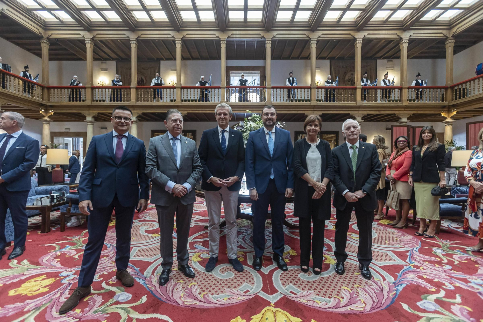 La Asociación Día de Galicia en Asturias entrega su medalla de oro a Adrián Barbón y Carmen Moriyón