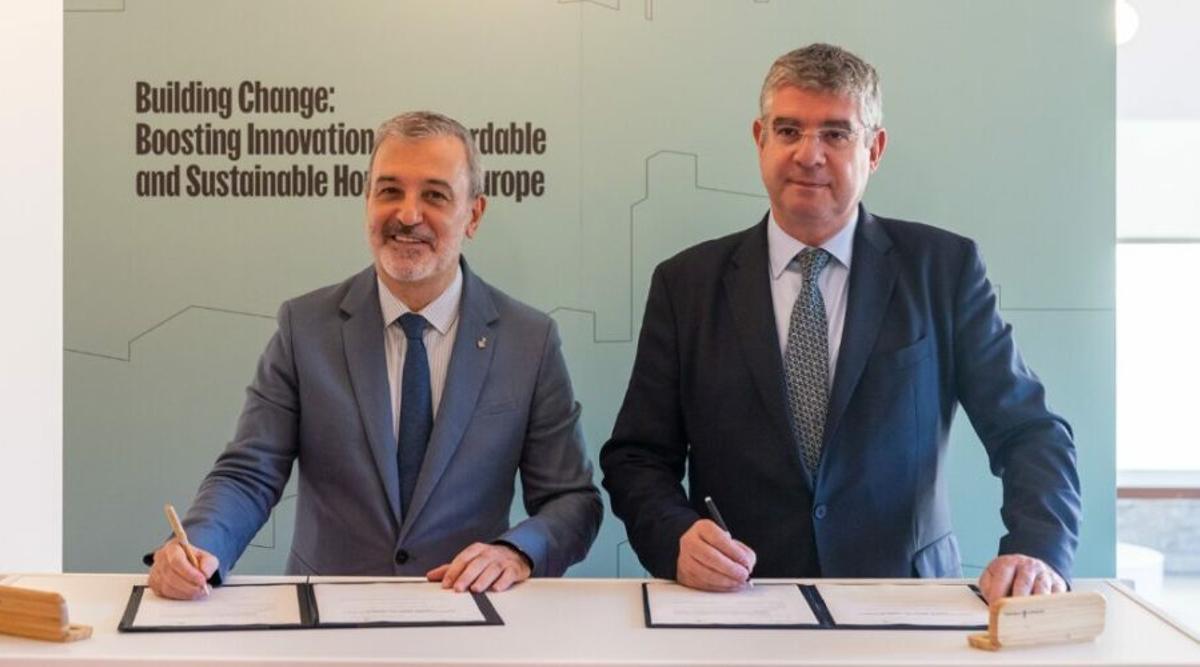 Al alcalde de Barcelona, Jaume Collboni, y el vicepresidente del BEI, Ioannis Tsakiris, durante la firma del acuerdo.