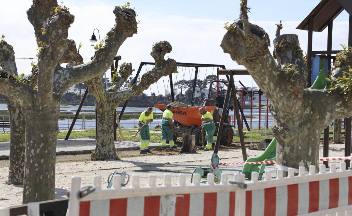 Operarios esta semana en el parque infantil de A Ramallosa.
