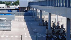 Imagen exterior de la pasarela que conecta Rodalies con la T2 del aeropuerto de Barcelona-El Prat, renovada tras tres meses de trabajos de Renfe.