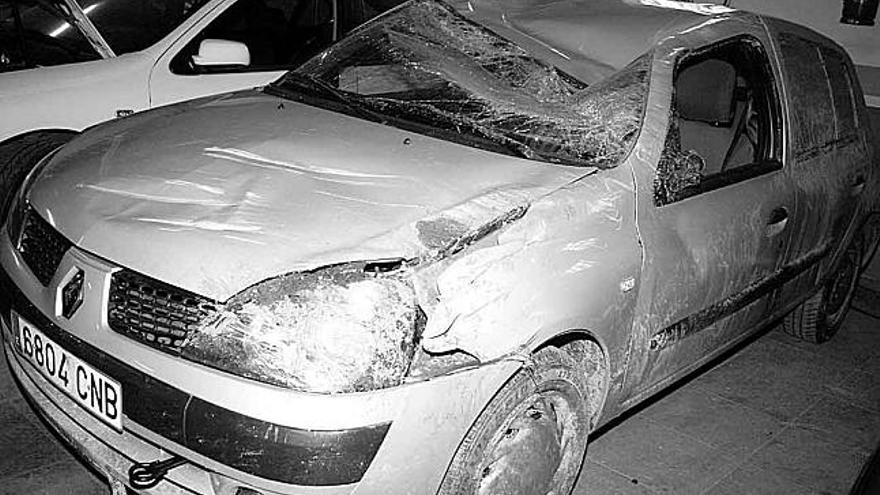 El coche de Élida Barreiro, muy dañado, ayer, en Talleres Saro de Soutelo de Montes.