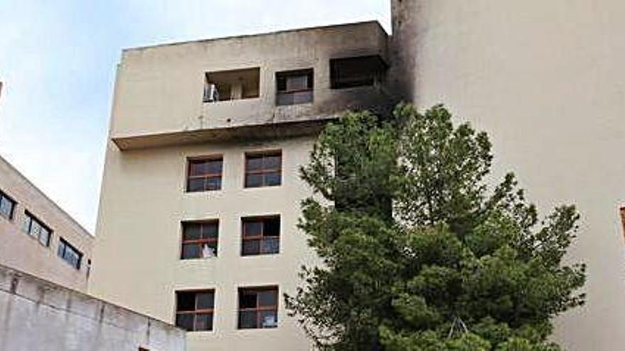 Imagen del lateral del edificio por el que accedieron para pegar fuego a los juzgados, el 21 de enero.