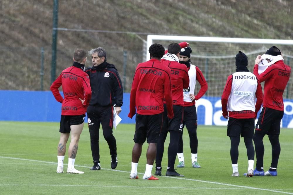 El entrenamiento en Abegondo se desarrolló entre ejercicios de táctica y un partido de once contra once.