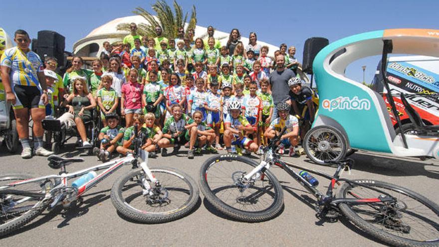 Participantes en la gymkana de la I Feria de Bicicleta de Santa Lucía, delante del pabellón deportivo.