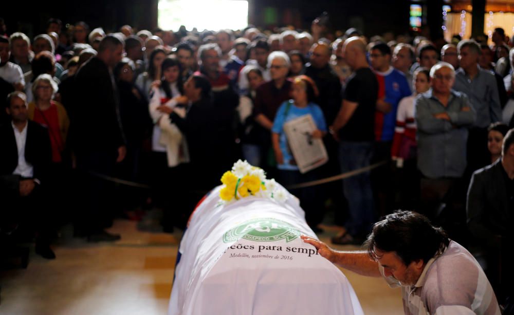 Dolor y emoción en el entierro de los jugadores del Chapecoense