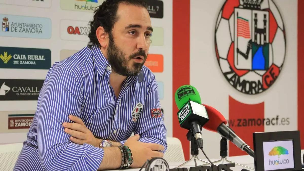 Víctor de Aldama, en una rueda de prensa como presidente del Zamora CF.