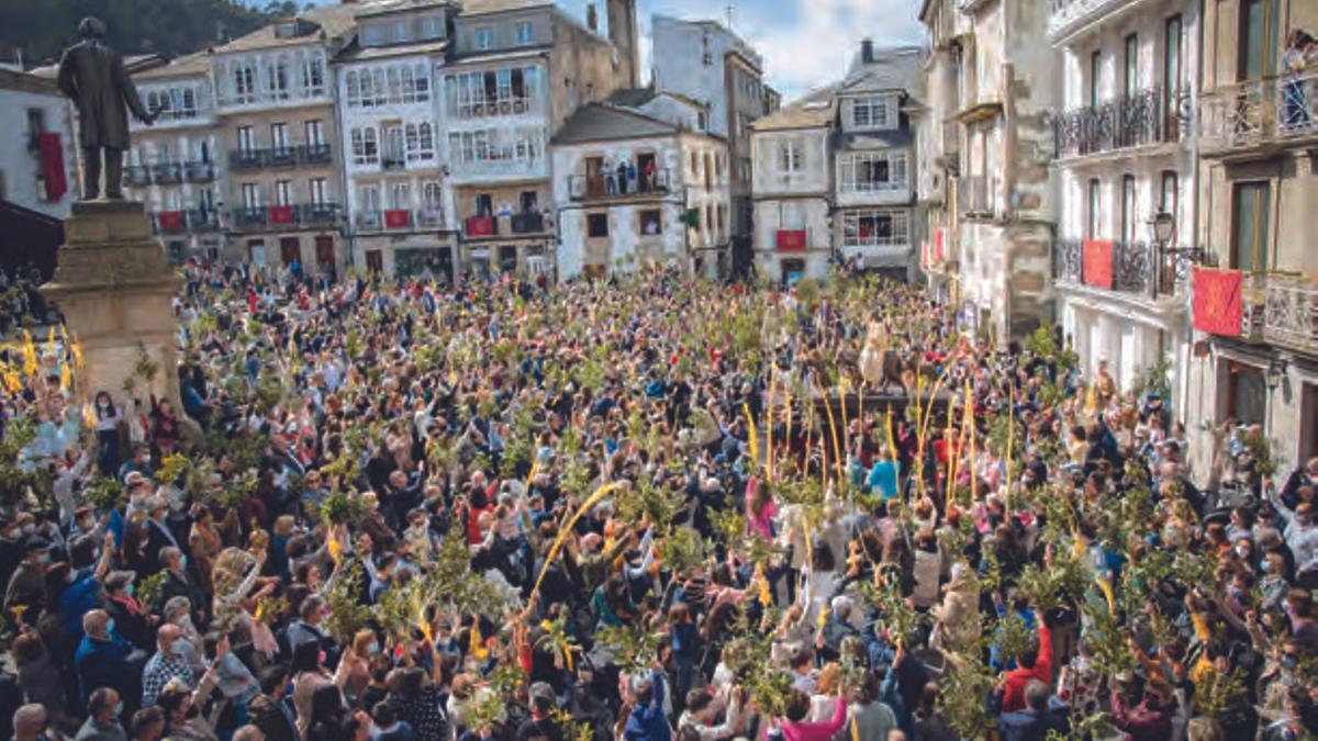 Procesión de la “Entrada triunfal de Jesús en Jerusalén” durante el Domingo de Ramos en Viveiro.