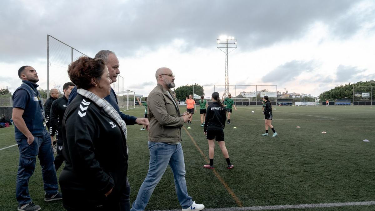 Visita del consejero de Deportes del Cabildo de Gran Canaria, Aridany Romero, al campo de fútbol de Piletas.