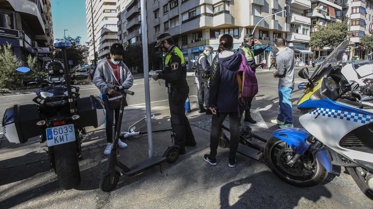 Primeras multas en Alicante a usuarios de patinetes por incumplir la ordenanza