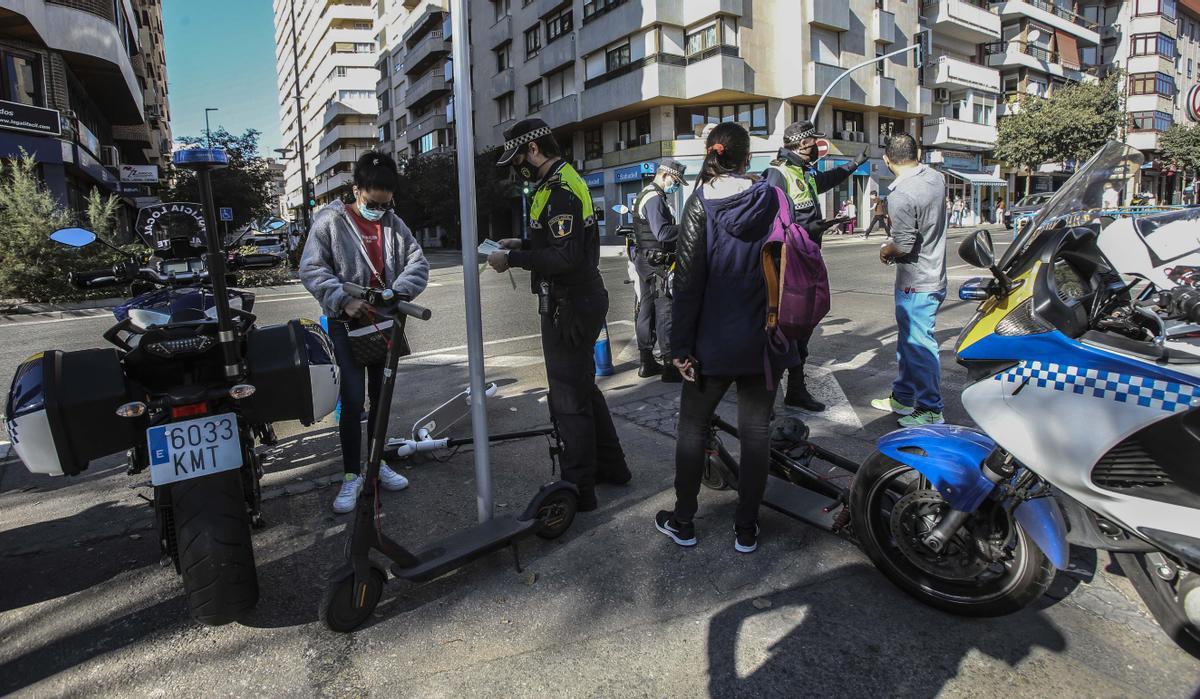Primeras multas en Alicante a usuarios de patinetes por incumplir la ordenanza Primeras multas en Alicante a usuarios de patinetes por incumplir la ordenanza