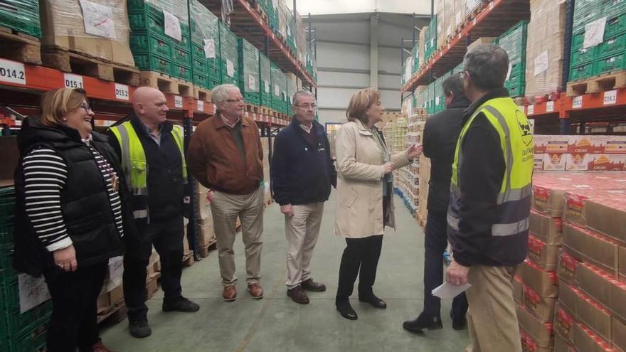 Josefa Cañadas, vicepresidenta del Banco de Alimentos; José María Lanas; Benjamín Sopeña; Delia Losa, y Ramón Rodríguez, responsable de logística, con dos colaboradores del Banco de Alimentos.