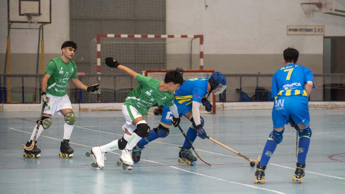 Lance de la final entre el Liceo y el Compañía de María Azul en Cambre.