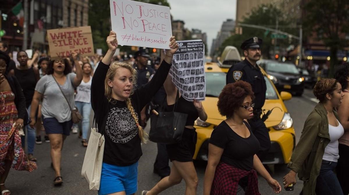 mbenach34634839 protesters shouts slogans and carry placards as they march f160709184137