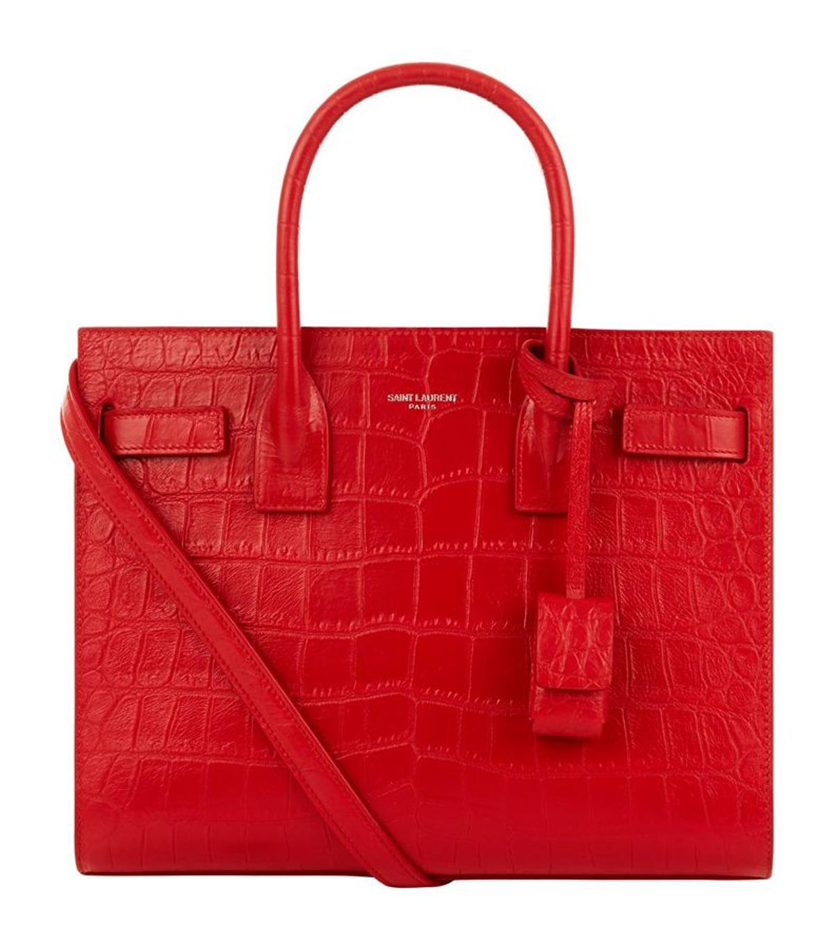 El look de Olivia Culpo: bolso de cuero rojo de Saint Laurent