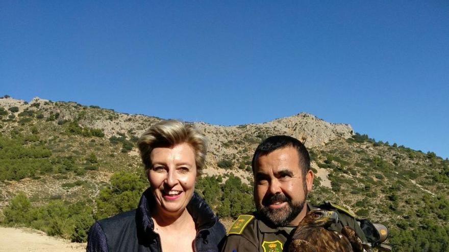 Imagen de la directora general de Medio Natural, Consuelo Rosauro, en la suelta de un águila real.