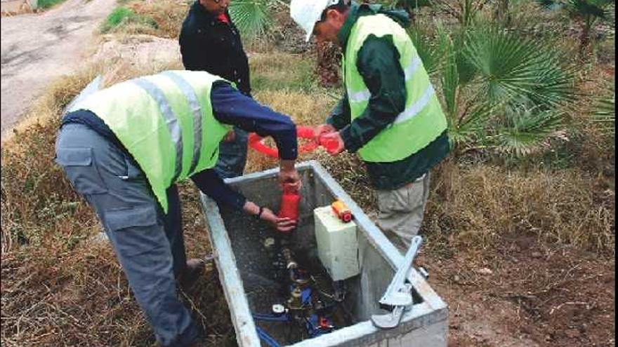 Operarios de 

Riegos de Levante reparan un contador dañado detectado durante las revisiones que se llevan a cabo estos días