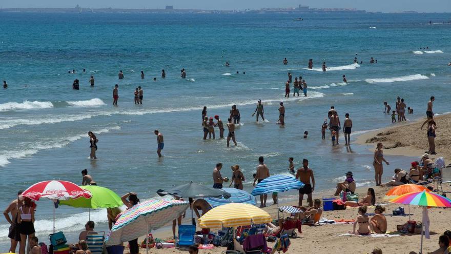 Localizan a una niña que se había perdido en la playa del Carabassí