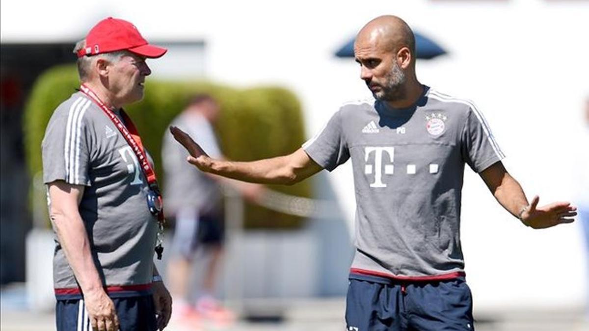 Guardiola, dirigiendo la primera sesión del Bayern