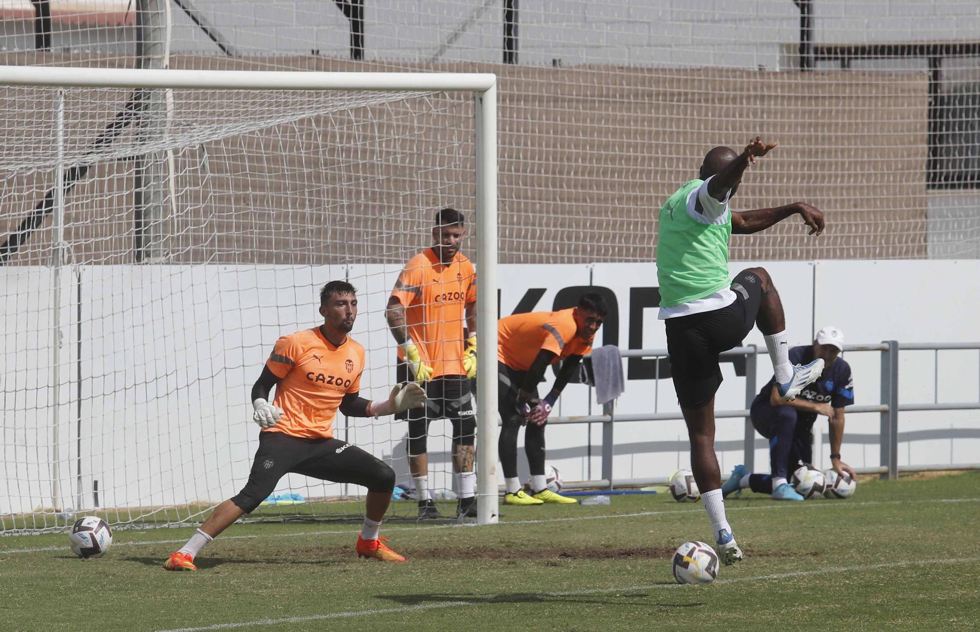 Entrenamiento del Valencia con Herrerín