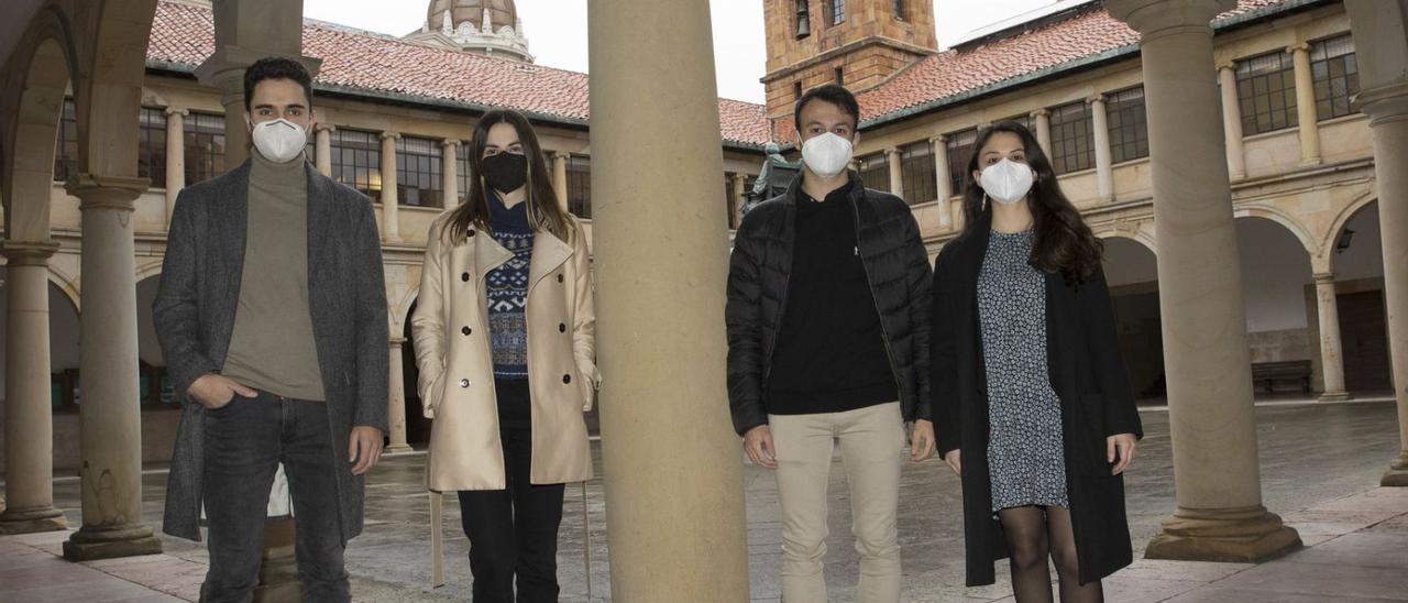 Por la izquierda, Jaime García (3.º en Psicología), Noelia Blanco (3.ª en Biología), Carlos Díaz (2.º en Historia) y Karolly Kayanny Silvino de Souza (2.ª en Ingeniería Minera), en el edificio histórico de la Universidad de Oviedo. | Miki López