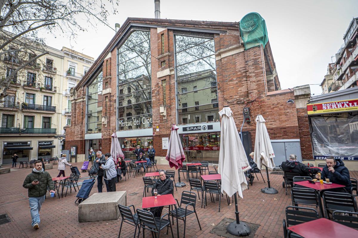 Barcelona, 28/01/2026 On Barcelona. Para el tema grande del On Barcelona (va en papel también). Lo escribe Abel Cobos. Es una ruta por el Clot. Foto: Mercat del Clot. AUTOR: MANU MITRU