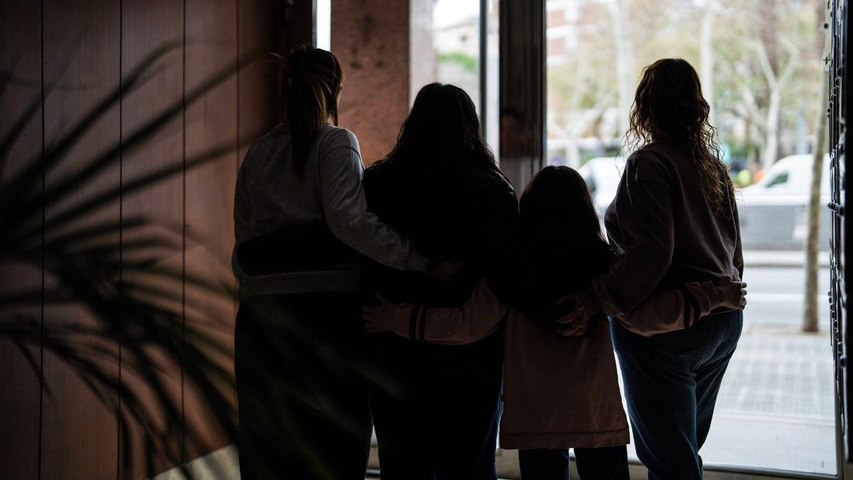 Sofía y sus tres hijas, amenazadas de desahucio y presuntas víctimas de acoso sexual por parte del propietario