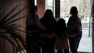 Sofía y sus tres hijas, amenazadas de desahucio y presuntas víctimas de acoso sexual por parte del propietario