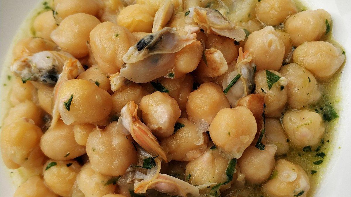 Garbanzos con tellinas: foto hecha en la cocina de casa.