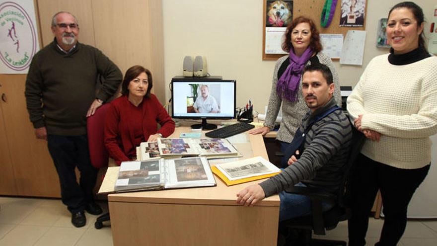 El presidente vecinal José del Castillo, con miembros de la asociación y Maribel Sánchez, hija de Antonio Sánchez (en la pantalla).