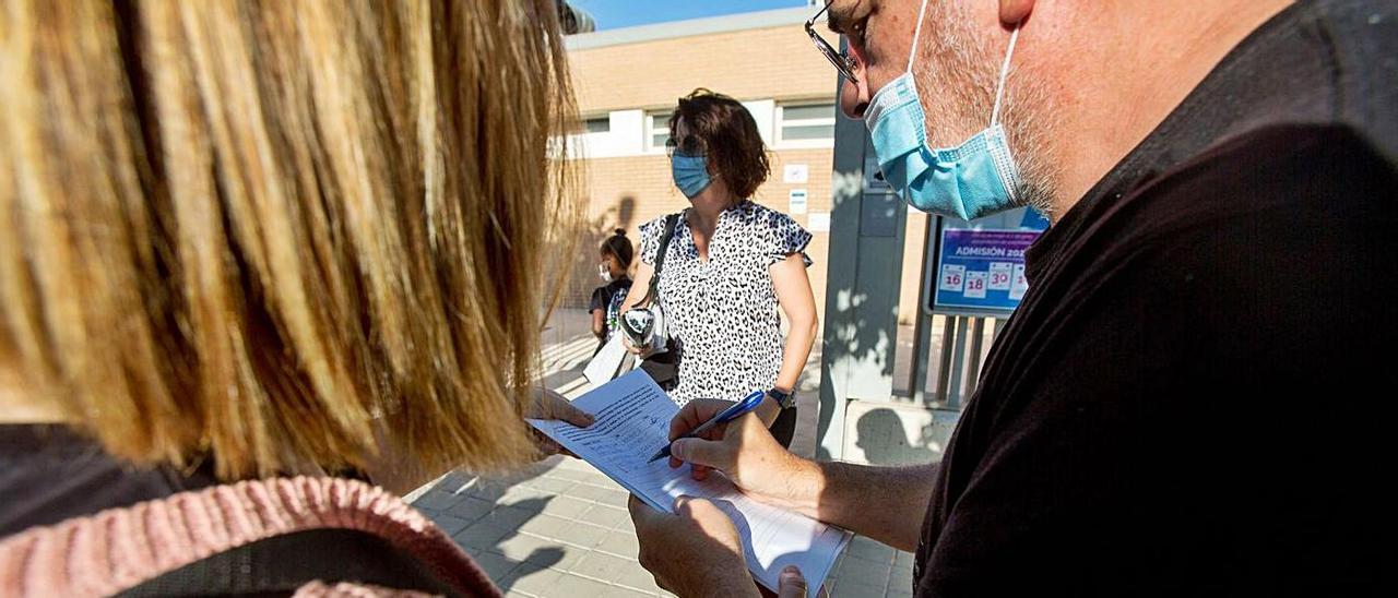 Un momento de la recogida de firmas en el colegio Mediterráneo. |