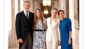 La felicitación de la Navidad de los Reyes y sus hijas