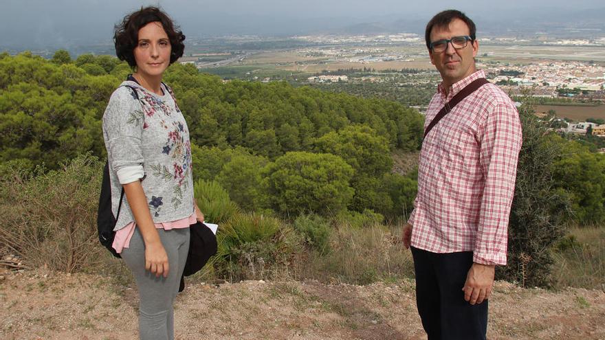 Maricruz Torres, de la asociación Ciriana, y Manuel Marín, de Arcuves, el pasado martes en la Sierra de Churriana.