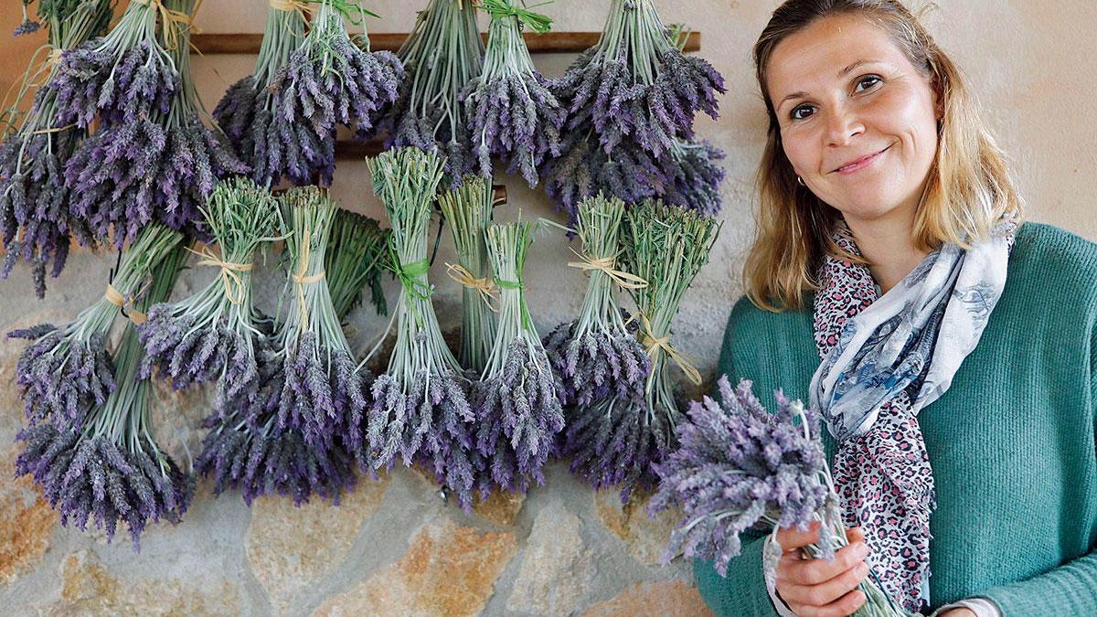 Der Duft des Lavendels, den Inés Landberg gebunden hat, ist überwältigend.