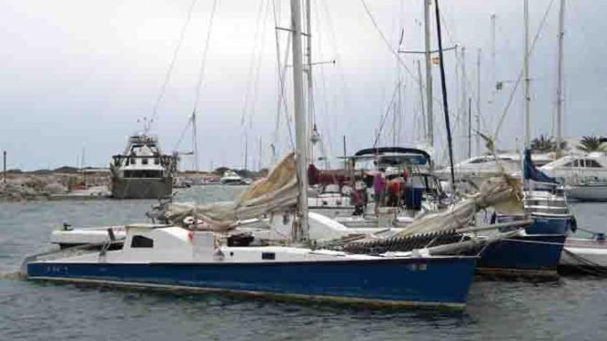 Este es el catamarán que quedó ayer a la deriva y llegó al puerto de la Savina, donde fue remolcado.