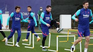 Riqui Puig, Messi y Lenglet, en el último entrenamiento del Barça antes de la semifinal copera.