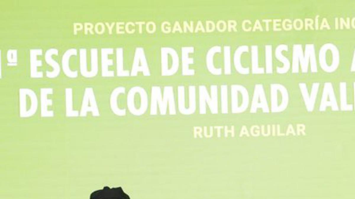 Ruth Aguilar con el galardón. | IBERDROLA