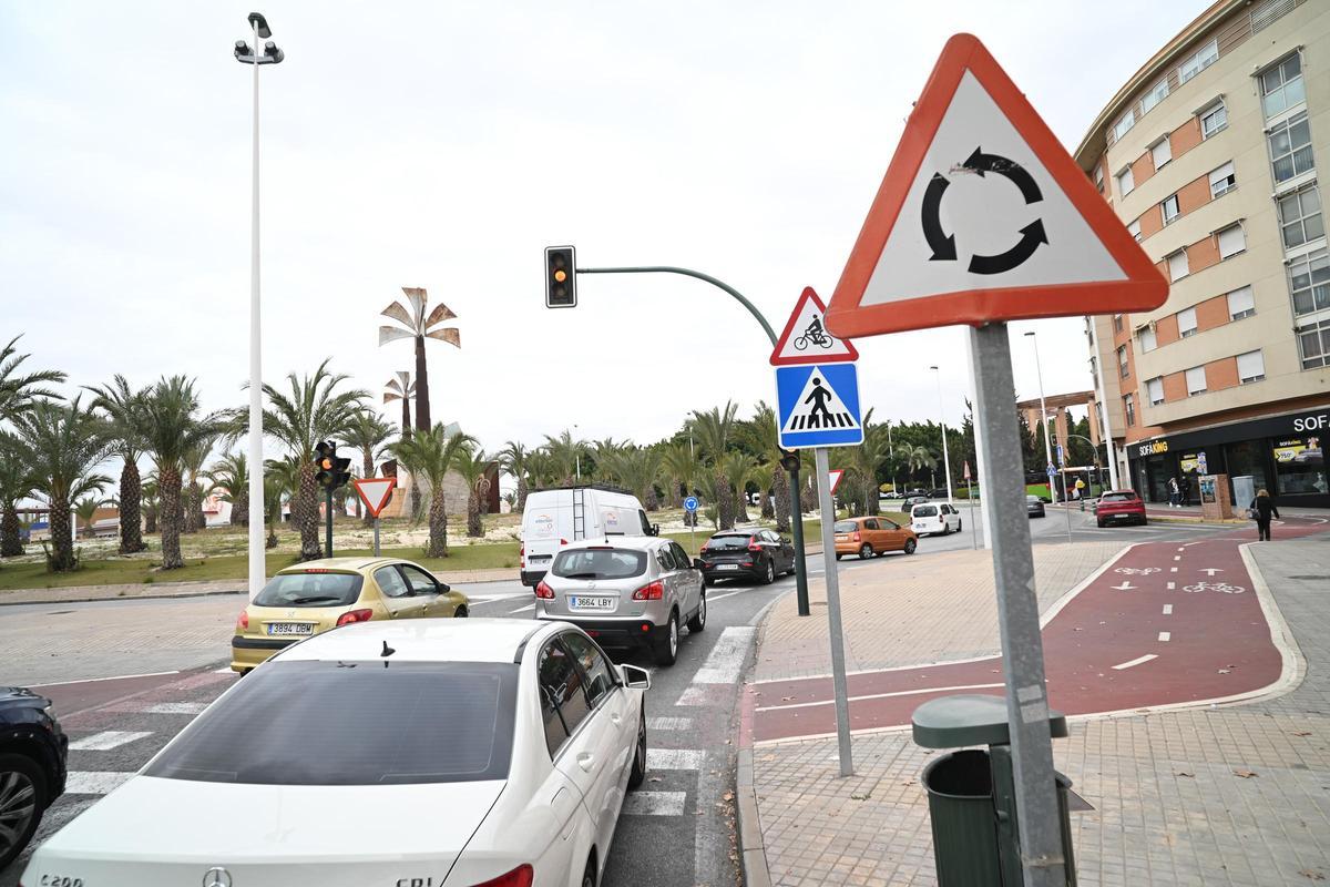 Vehículos circulando en la rotonda de l'Aljub, en Elche