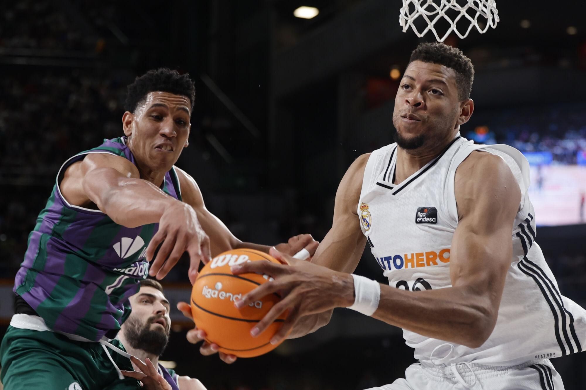 Tyson Pérez lucha por el rebote con  Edy Tavares. 